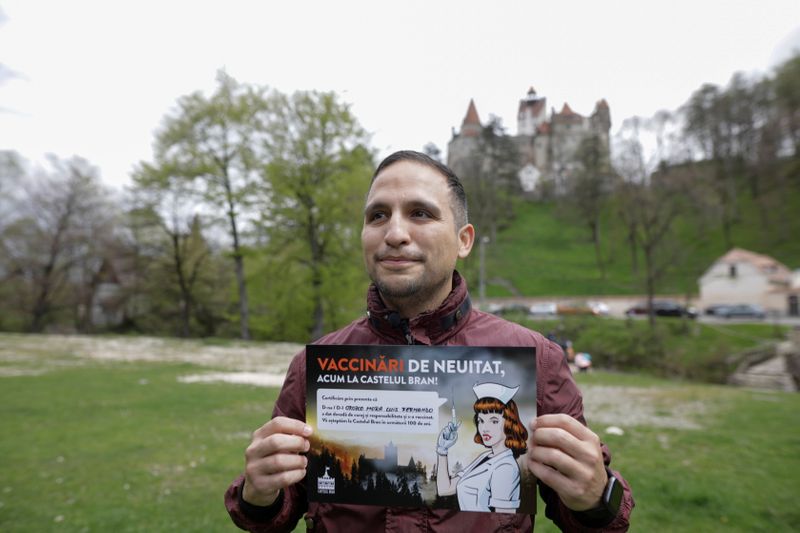 &copy; Reuters. Fernando Orozco poses with a mock diploma attesting his vaccination against the coronavirus disease (COVID-19) at the temporary vaccination center at Bran Castle, in Brasov county, Romania, May 8, 2021. Inquam Photos/George Calin via REUTERS 