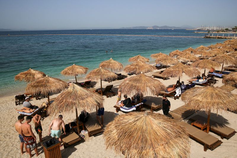 &copy; Reuters. مشهد عام لشاطئ عقب اعادة الافتتاح الرسمي للشواطئ العامة في أثينا يوم السبت. تصوير: رويترز.