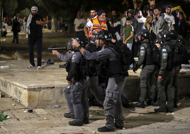 &copy; Reuters. FILE PHOTO: An Israeli policeman gestures as others aim their weapons during clashes with Palestinians a at the compound that houses Al-Aqsa Mosque, known to Muslims as Noble Sanctuary and to Jews as Temple Mount, amid tension over the possible eviction o