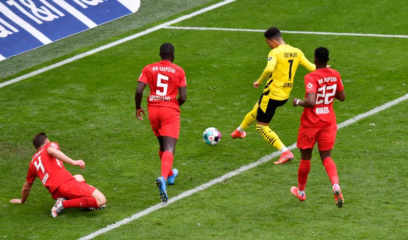 &copy; Reuters. جيدون سانشو يسجل الهدف الثالث لبروسيا دورتموند في مباراته أمام رازن بال شبورت لايبزيج في دوري الدرجة الأولى الألماني لكرة القدم يوم السبت. 