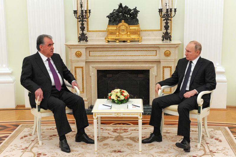 &copy; Reuters. Russian President Vladimir Putin attends a meeting with his Tajik counterpart Emomali Rakhmon in Moscow