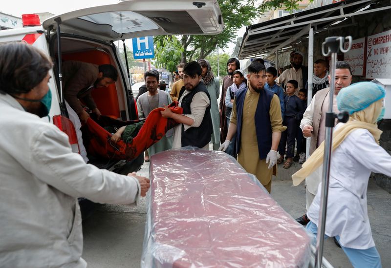 © Reuters. شخص مصاب أثناء نقله إلى مستشفى عقب انفجار وقع في كابول يوم السبت. تصوير: رويترز.