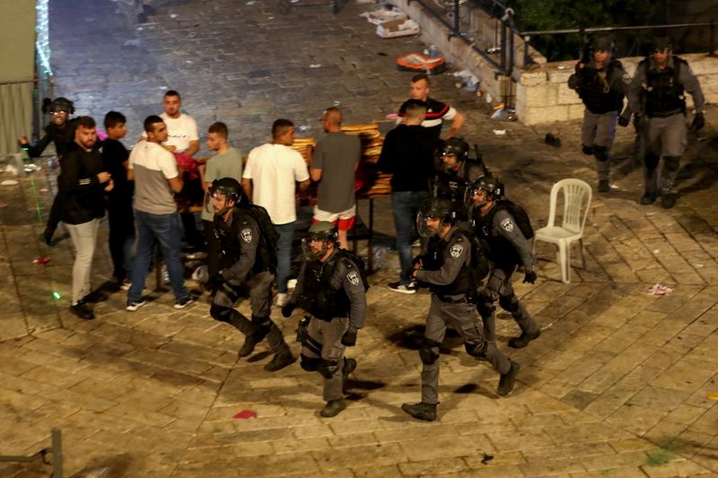 © Reuters. أفراد من الشرطة الإسرائيلية منتشرة خلال اشتباكات مع الفلسطينيين في القدس يوم السبت. تصوير: رونين زفولون - رويترز