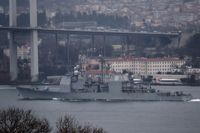 &copy; Reuters. FILE PHOTO: U.S. Navy guided-missile cruiser USS Monterey (CG-61) sails in the Bosphorus, on its way to the Black Sea, in Istanbul, Turkey March 19, 2021. REUTERS/Murad Sezer