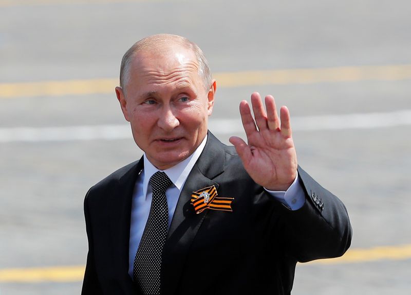 &copy; Reuters. FILE PHOTO: Russia's President Vladimir Putin waves as he leaves after the Victory Day Parade in Red Square in Moscow, Russia June 24, 2020. REUTERS/Maxim Shemetov