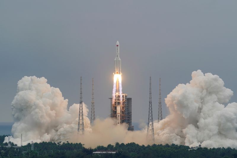 &copy; Reuters. FILE PHOTO: Long March-5B Y2 rocket, carrying the core module of China&apos;s space station Tianhe, takes off from Wenchang