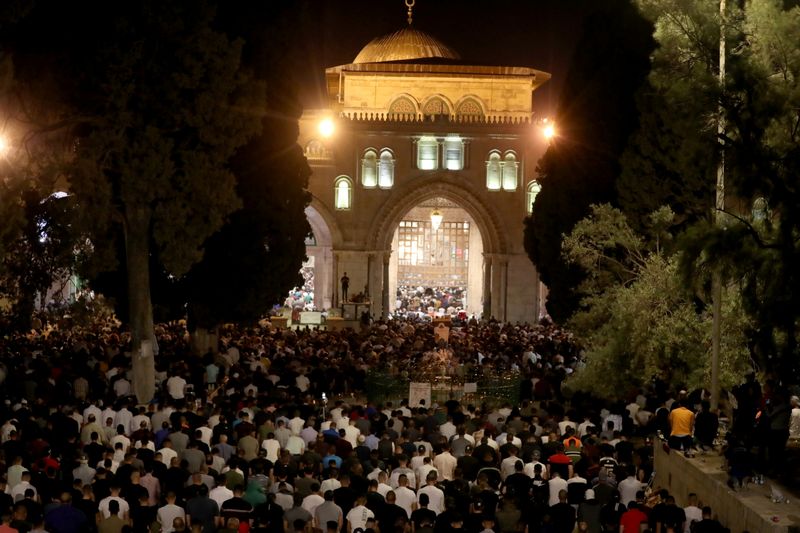 &copy; Reuters. فلسطينيون يصلون في المسجد الأقصى بالبلدة القديمة يوم السبت. تصوير: عمار عوض - رويترز