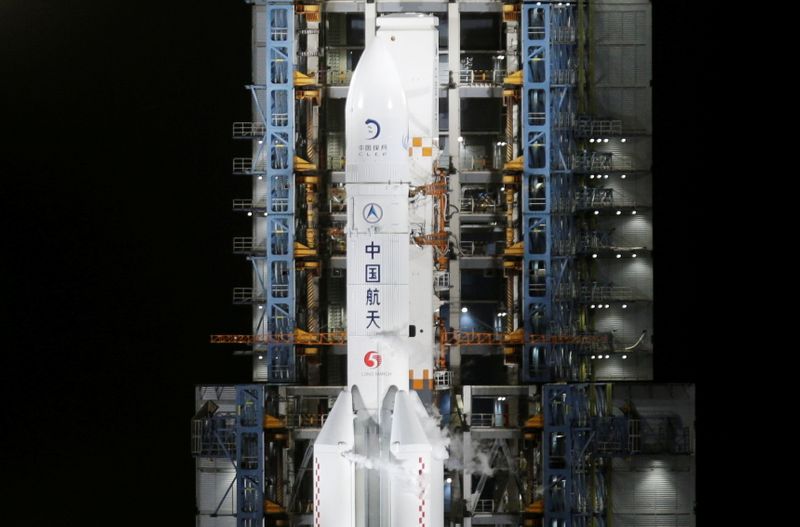 © Reuters. FILE PHOTO: The Long March-5 Y5 rocket, carrying the Chang'e-5 lunar probe, is seen before taking off from Wenchang Space Launch Center, in Wenchang