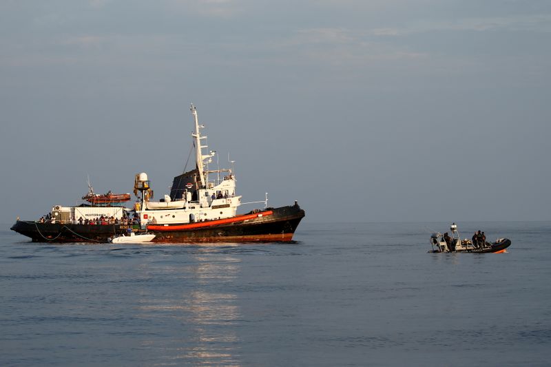 Le barche che trasportano centinaia di migranti arrivano a Lampedusa, in Italia