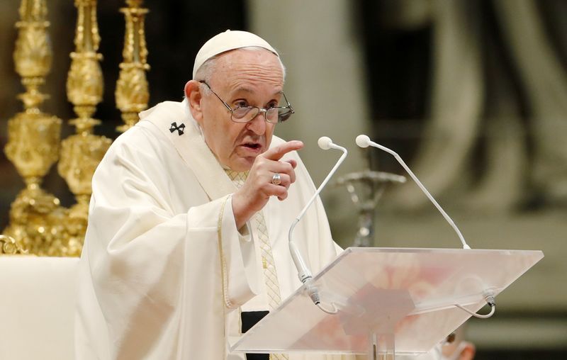 &copy; Reuters. البابا فرنسيس في الفاتيكان يوم 25 أبريل نيسان 2021. تصوير: ريمو كازيلي - رويترز  