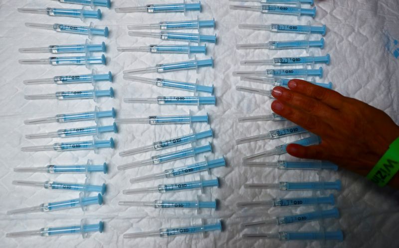 &copy; Reuters. FILE PHOTO: Syringes are prepared to administer the AstraZeneca coronavirus disease (COVID-19) vaccine at a new mass vaccination centre in WiZink sports arena in Madrid, Spain, April 9, 2021. REUTERS/Sergio Perez