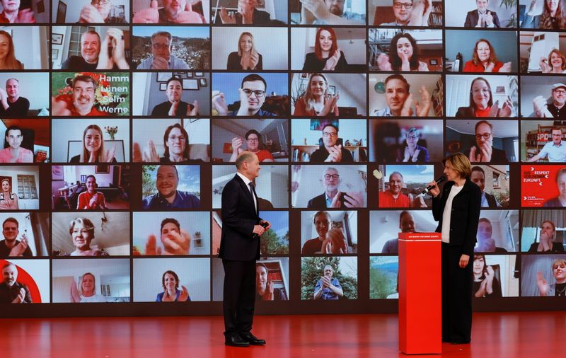 &copy; Reuters. State Prime Minister of Rhineland-Palatinate Malu Dreyer of SPD speaks on stage next to German Social Democratic Party (SPD) candidate for chancellor Olaf Scholz during a party meeting in Berlin, Germany, May 9, 2021. REUTERS/Axel Schmidt/Pool
