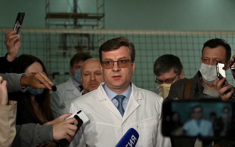 &copy; Reuters. FILE PHOTO: Alexander Murakhovsky, chief doctor of a hospital, where Alexei receives medical treatment, speaks with the media in Omsk, Russia August 21, 2020. REUTERS/Alexey Malgavko/File Photo