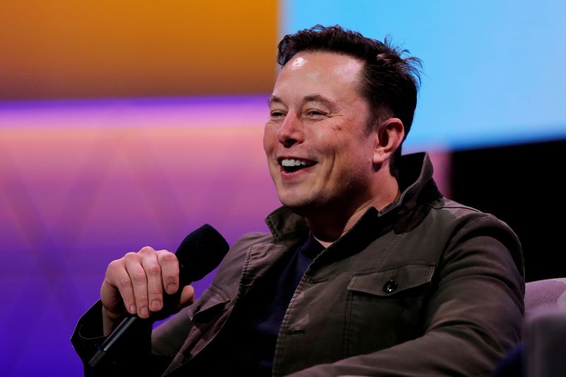© Reuters. FILE PHOTO: Tesla CEO Elon Musk speaks during the E3 gaming convention in Los Angeles