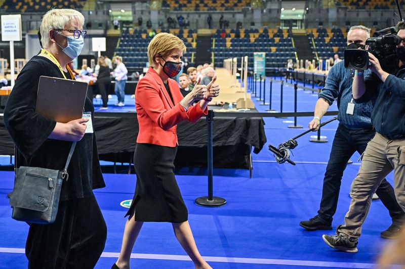 &copy; Reuters. 　５月８日に実施された英スコットランド議会選（定数１２９議席）で、スコットランド独立を目指す勢力が過半数を占めた。写真は７日、グラスゴーの開票所を訪問するＳＮＰのスタージ