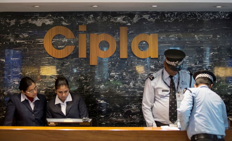 &copy; Reuters. FILE PHOTO: Employees and security staff work at the reception area of Cipla at its headquarters in Mumbai, India June 17, 2015. REUTERS/Danish Siddiqui