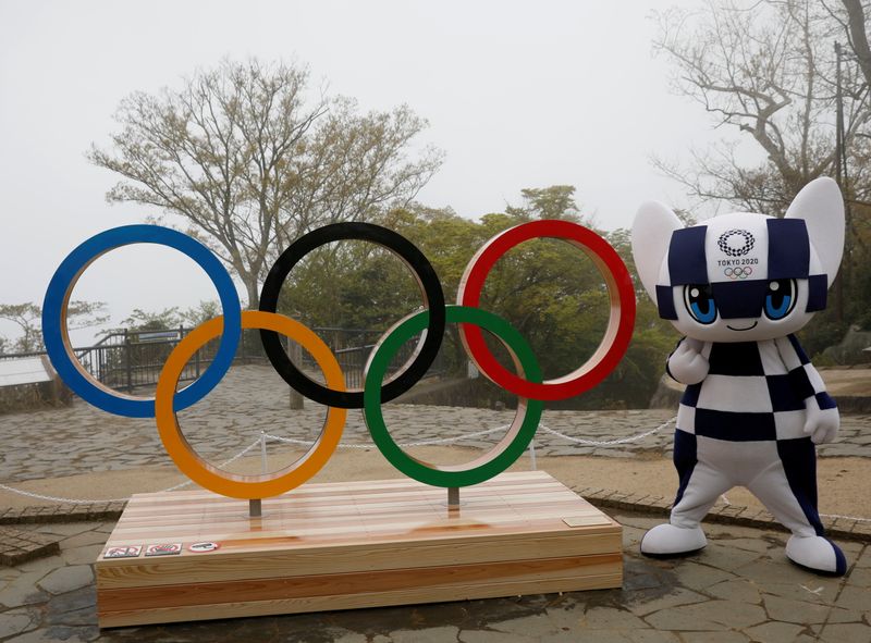 © Reuters. FILE PHOTO: Tokyo 2020 Olympic Games mascot Miraitowa poses with a display of the Olympic symbol after an unveiling ceremony of the symbol on Mt. Takao in Hachioji, west of Tokyo, Japan, April 14, 2021. REUTERS/Kim Kyung-Hoon/Pool