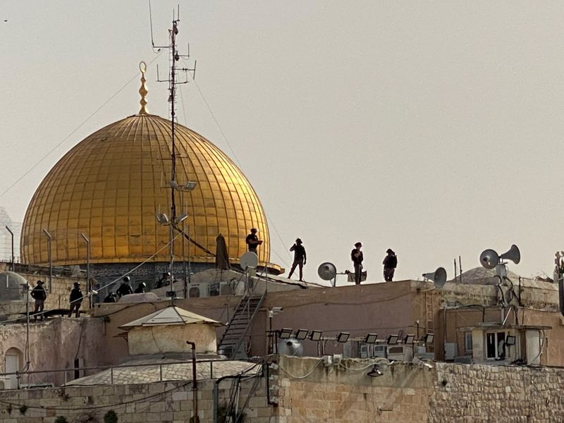 © Reuters. Israeli security forces on rooftops in front of the Dome of the Rock in Jerusalem's Old City May 10, 2021. REUTERS/Ilan Rosenberg
