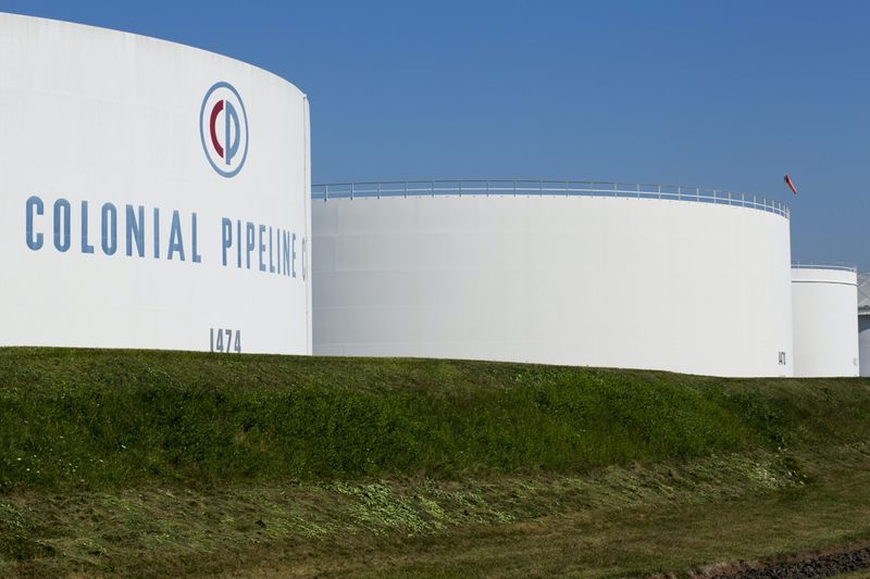 &copy; Reuters. FOTO DE ARCHIVO: Tanques de almacenamiento en el complejo de Colonial Pipeline en Woodbridge, estado de Nueva Jersey, Estados Unidos, en esta fotografía sin fecha.  Colonial Pipeline/Facilitada a través de vía REUTERS. 