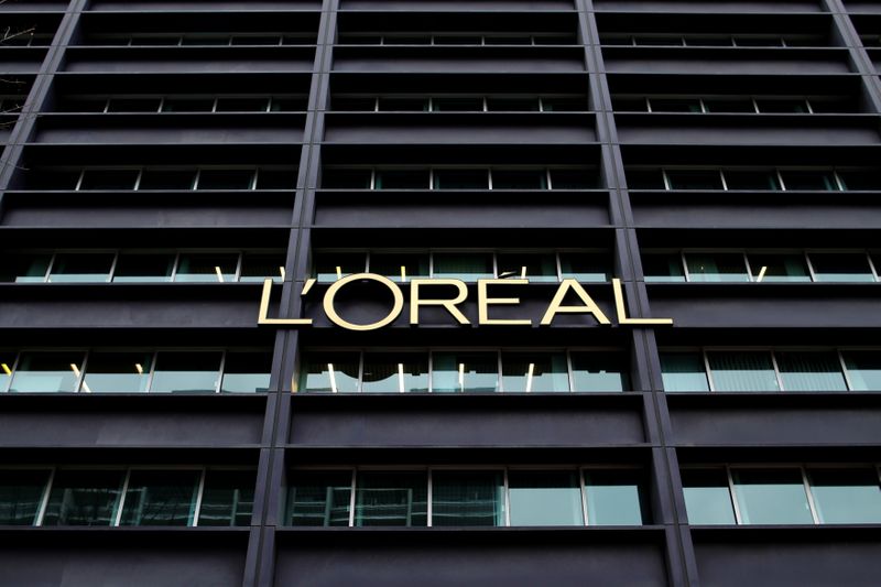 &copy; Reuters. L'Oréal est à suivre lundi à la Bourse de Paris. Le groupe table sur un rebond des ventes de maquillage avec la sortie progressive de la crise sanitaire et le besoin de renouer des relations sociales, a déclaré à Reuters le nouveau directeur génér