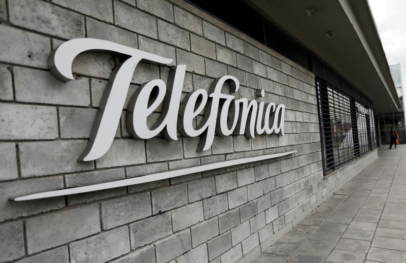 &copy; Reuters. FOTO DE ARCHIVO: El logotipo de Telefónica en la sede de la compañía en Bogotá, Colombia, el 28 de mayo de 2019. REUTERS/Luisa González