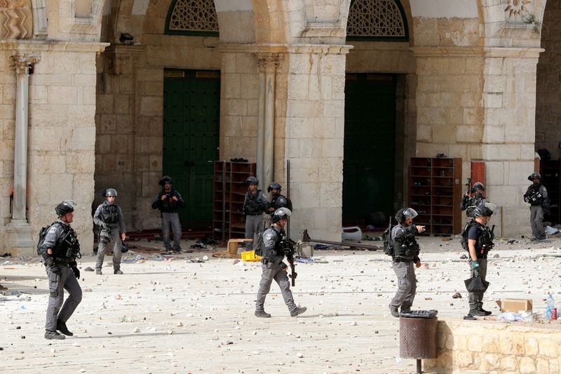 &copy; Reuters. Israeli police clash with Palestinians at the compound that houses Al-Aqsa Mosque in Jerusalem