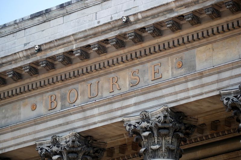 &copy; Reuters. Les principales Bourses européennes évoluent en ordre dispersé en début de séance lundi. À Paris, le CAC 40 recule de 0,19%, à  Londres, le FTSE 100 prend 0,16% mais à Francfort, le Dax recule de 0,12%. /Photo d'archives/REUTERS/Charles Platiau