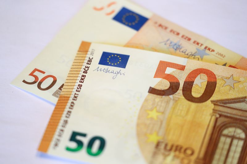 &copy; Reuters. 　調査会社センティックスが発表した５月のユーロ圏投資家センチメント指数は２１．０となり、２０１８年３月以来の高水準となった。写真はユーロ紙幣。フランクフルトで２０１７年３