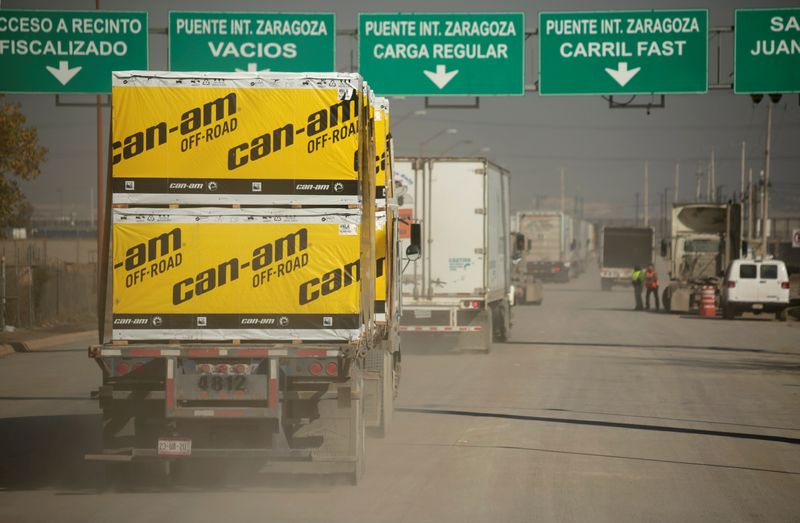 © Reuters. Trucks wait in a queue for border customs control, to cross into the U.S., at the Zaragoza-Ysleta border crossing bridge in Ciudad Juarez, Mexico December 12, 2019. REUTERS/Jose Luis Gonzalez
