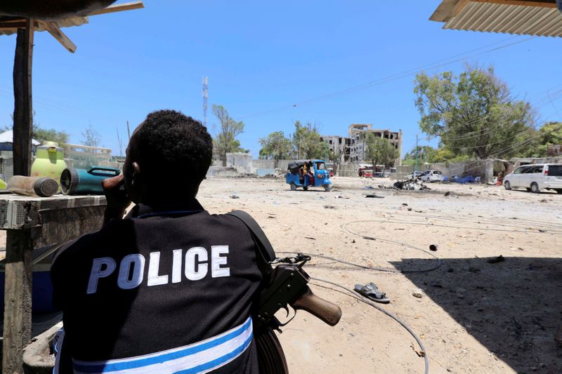 &copy; Reuters. Six policiers ont été tués dimanche soir dans un attentat suicide devant le poste de police de Waberi, un quartier de la capitale somalienne Mogadiscio, a annoncé la police. /Photo d'archives/REUTERS/Feisal Omar