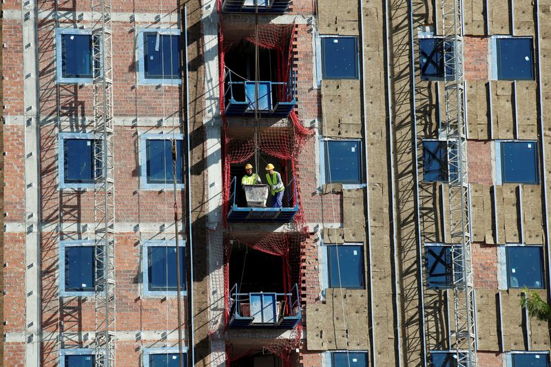 &copy; Reuters. Un nuevo bloque de apartamentos se ve en construcción en Barcelona, España, 7 de noviembre de 2018.  REUTERS/Albert Gea
