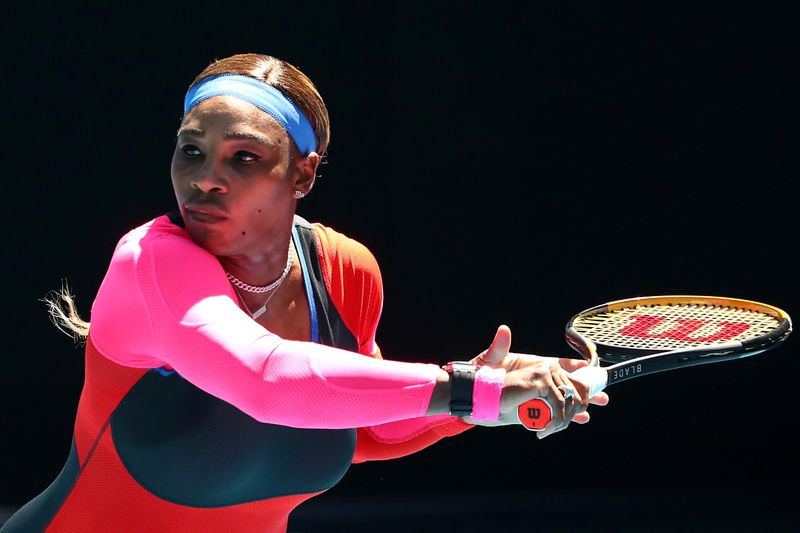 &copy; Reuters. Serena Williams en partido contra la japonesa Naomi Osaka en el Abierto de Australia, Melbourne Park, Melbourne, Australia, 18 febrero 2021.
REUTERS/Kelly Defina