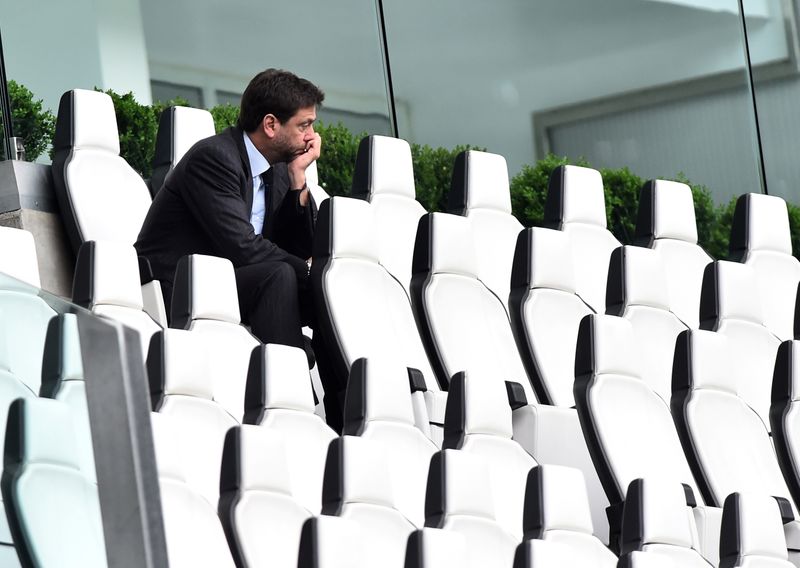 &copy; Reuters. Il presidente della Juventus Andrea Agnelli seduto in tribuna prima della partita Juventus v Genoa, all'Allianz Stadium di Torino, l'11 aprile 2021. REUTERS / Massimo Pinca