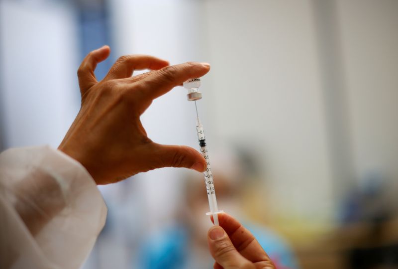 &copy; Reuters. Un operaio sanitario prepara una dose del vaccino contro il Covid-19 Pfizer-Biontech "Comirnaty" a Nizza, in Francia, 9 aprile 2021. REUTERS / Eric Gaillard