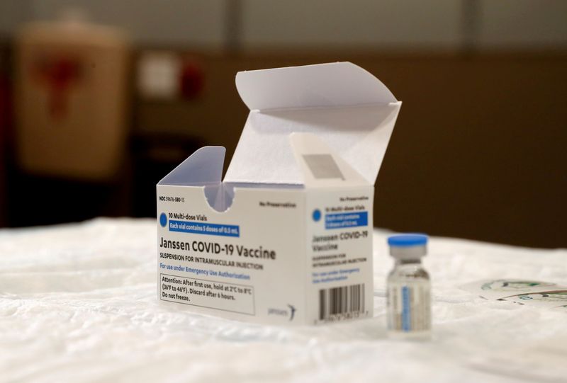 &copy; Reuters. Una fiala del vaccino Johnson & Johnson's presso l'ospedale universitario South Shore  di Northwell Health a Bay Shore, New York, Stati Uniti, 3 marzo 2021 REUTERS/Shannon Stapleton