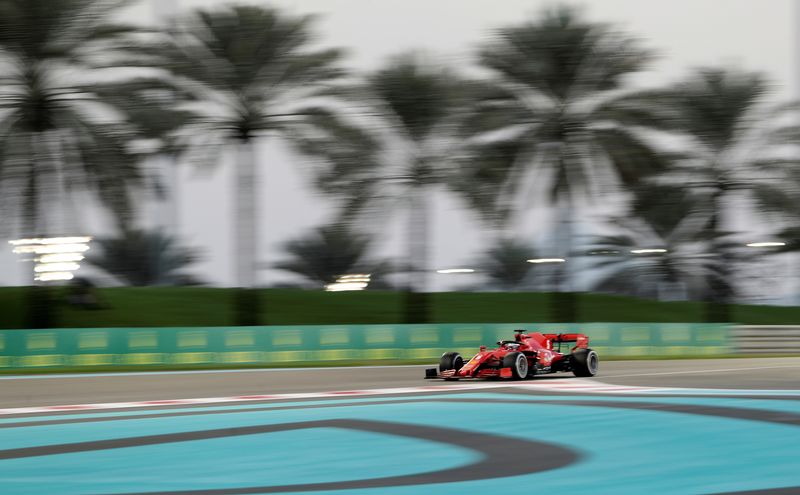 &copy; Reuters. Foto de archivo ilustrativa de la Ferrari de Sebastian Vettel durante las prácticas para el Gran Premio de Abu Dabi. 
Dic 11, 2020  
 Kamran Jebreili/Pool via REUTERS