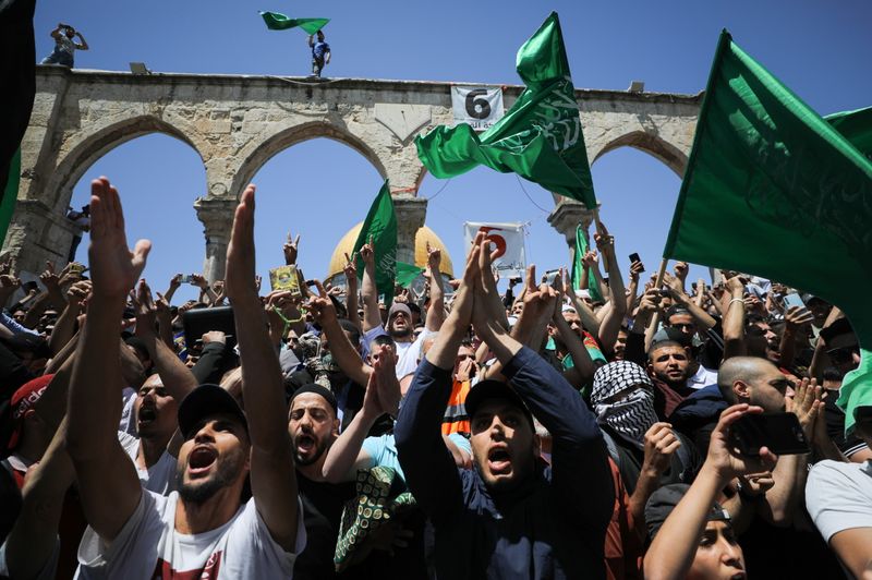 &copy; Reuters. FILE PHOTO: People hold Hamas flags as Palestinians gather after performing the last Friday of Ramadan to protest over the possible eviction of several Palestinian families from homes on land claimed by Jewish settlers in the Sheikh Jarrah neighbourhood, 