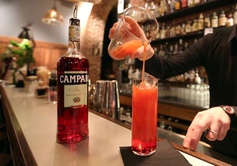&copy; Reuters. Un barman prepara un cocktail con una bottiglia di Campari a Milano. REUTERS/Stefano Rellandini