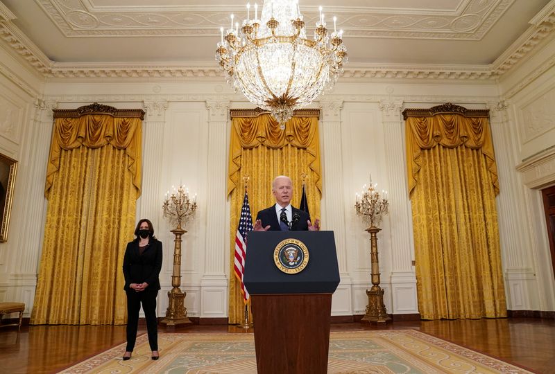 &copy; Reuters. U.S. President Joe Biden speaks about the Colonial Pipeline outage following a cyber attack while facing reporters with Vice President Kamala Harris in the East Room at the White House in Washington, U.S., May 10, 2021. REUTERS/Kevin Lamarque