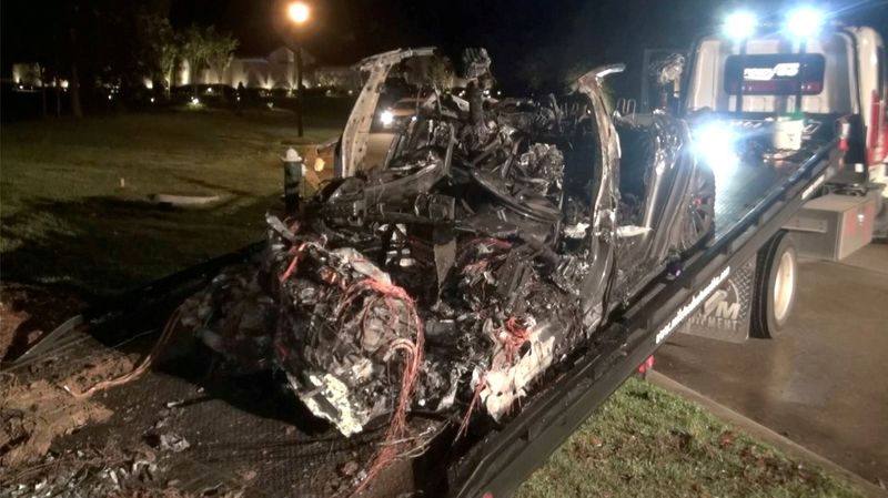 &copy; Reuters. FILE PHOTO: The remains of a Tesla vehicle are seen after it crashed in The Woodlands, Texas, April 17, 2021, in this still image from video obtained via social media. Video taken April 17, 2021. SCOTT J. ENGLE via REUTERS 