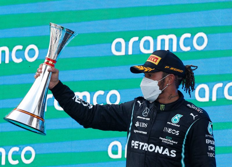 &copy; Reuters. هاميلتون يحتفل بفوزه بسباق جائزة إسبانيا الكبرى على حلبة برشلونة يوم الاحد. تصوير: البرت خيا - رويترز. 