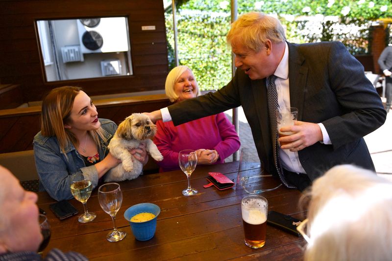 &copy; Reuters. Johnson em visita a Wolverhampton
 19/4/2021   Jacob King/PA Wire/Pool via REUTERS