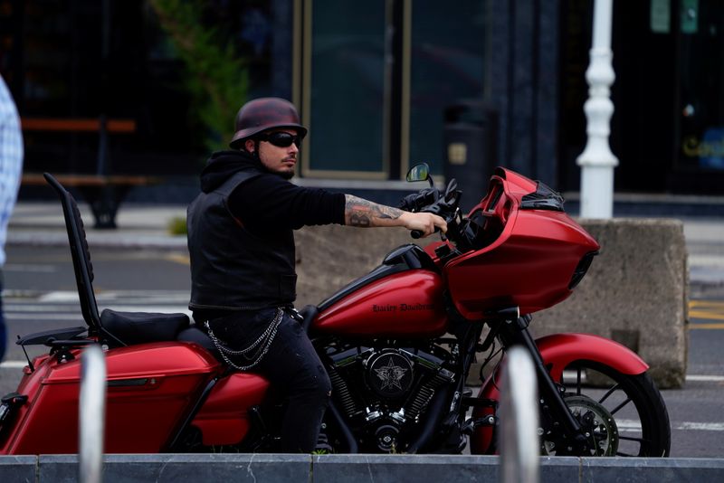 &copy; Reuters. Homem pilota motocicleta da marca Harley Davidson. 9/5/2021. REUTERS/Vincent West
