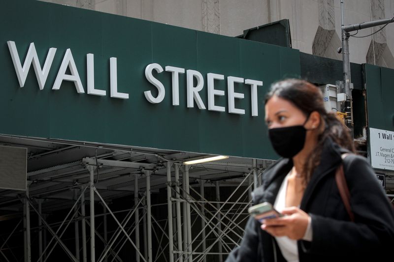 &copy; Reuters. Placa de Wall Street perto do prédio da Bolsa de Nova York na cidade de Nova York,  EUA
04/05/2021
REUTERS/Brendan McDermid