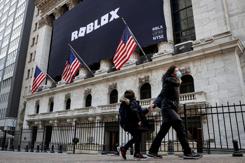&copy; Reuters. FILE PHOTO: A child looks back at a banner for Roblox, displayed to celebrate the company's IPO, on the front facade of the New York Stock Exchange (NYSE) in New York, U.S., March 10, 2021. REUTERS/Brendan McDermid//File Photo
