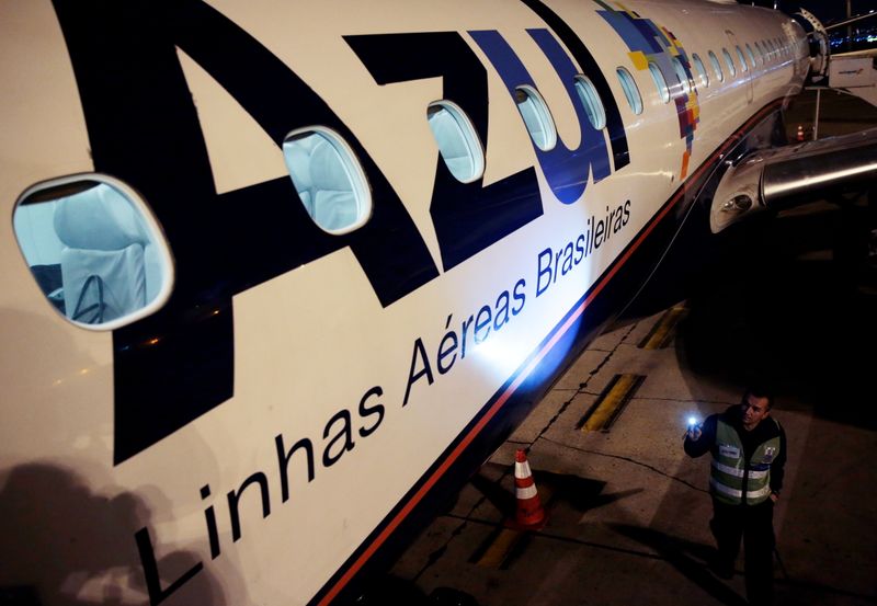 &copy; Reuters. Funcionário da Azul checa aeronave da companhia no aeroporto de Guarulhos. 11/7/2018. REUTERS/Leonardo Benassatto