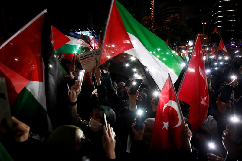 &copy; Reuters. متظاهرون يلوحون بالأعلام التركية والفلسطينية خلال احتجاجات على الإجراءات الإسرائيلية ضد الفلسطينيين بالقرب من القنصلية الإسرائيلية في إس