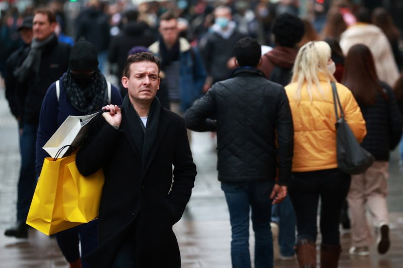 &copy; Reuters. Shoppers walk on Oxford Street in London