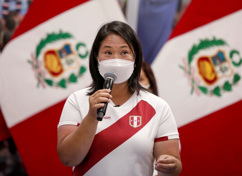 © Reuters. FOTO DE ARCHIVO: La candidata presidencial de derecha de Perú Keiko Fujimori, quien se enfrentará al candidato socialista opositor Pedro Castillo en una segunda vuelta el 6 de junio, se dirige a los medios de comunicación en Lima, Perú, el 8 de mayo de 2021. REUTERS/Angela Ponce/File Photo