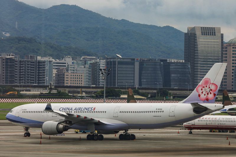 &copy; Reuters. A passenger jet of Taiwan&apos;s China Airlines at Taipei Songshan Airport in Taipei,